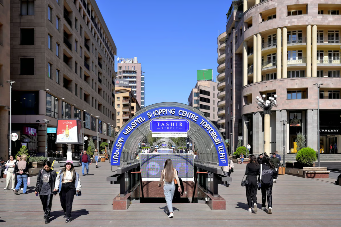 Торговая улица в Ереване, Армения: Армения и Кыргызстан недавно вышли из платёжной системы «Мир» © IMAGO/Rainer Unkel 