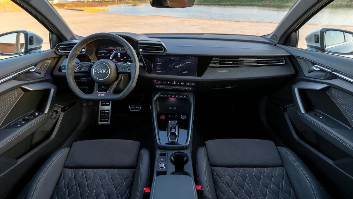 Спортивный седан Audi S3 2025 получил обновление. Рестайлинговая версия модели стала мощнее.-2