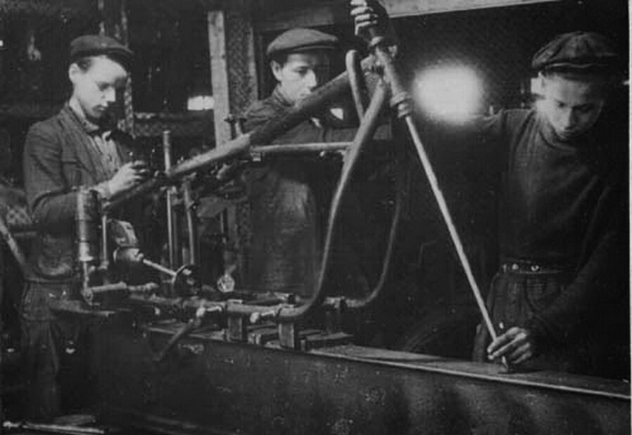 Первое производство в годы войны в бывших цехах ирбитского пивзавода.