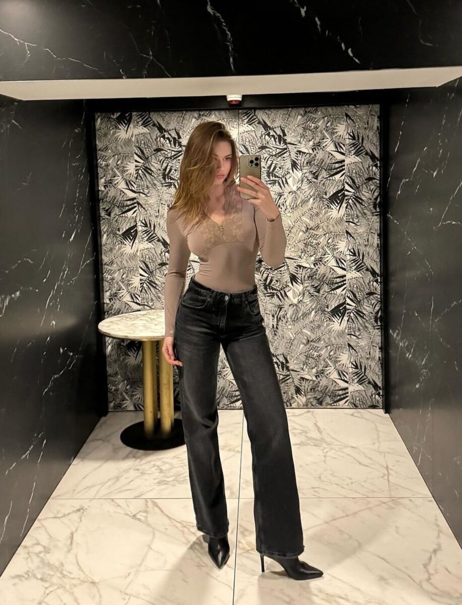    Подчекрнуть талию можно так же и игрой контрастных оттенков