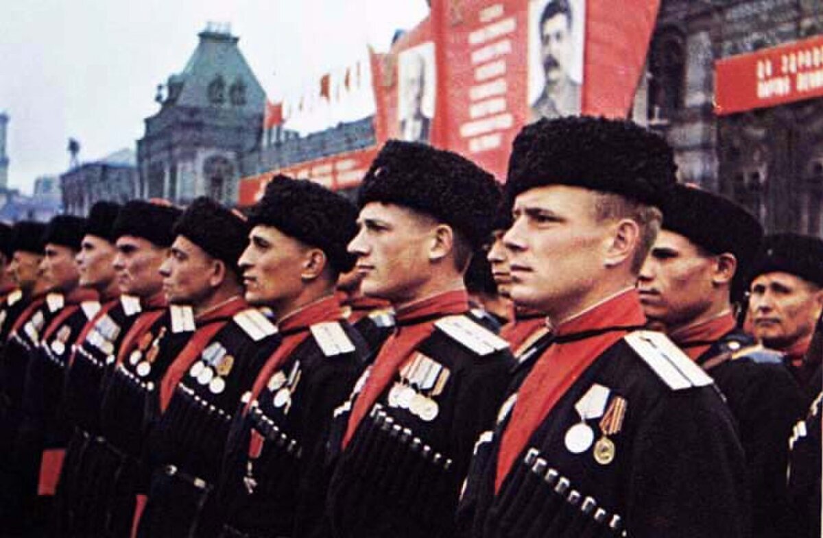 Казаки 4-го гвардейского Кубанского казачьего краснознаменного орденов Ленина, Суворова и Кутузова кавалерийского корпуса в историческом параде Победы 24 июня 1945 года в составе отдельного батальона,