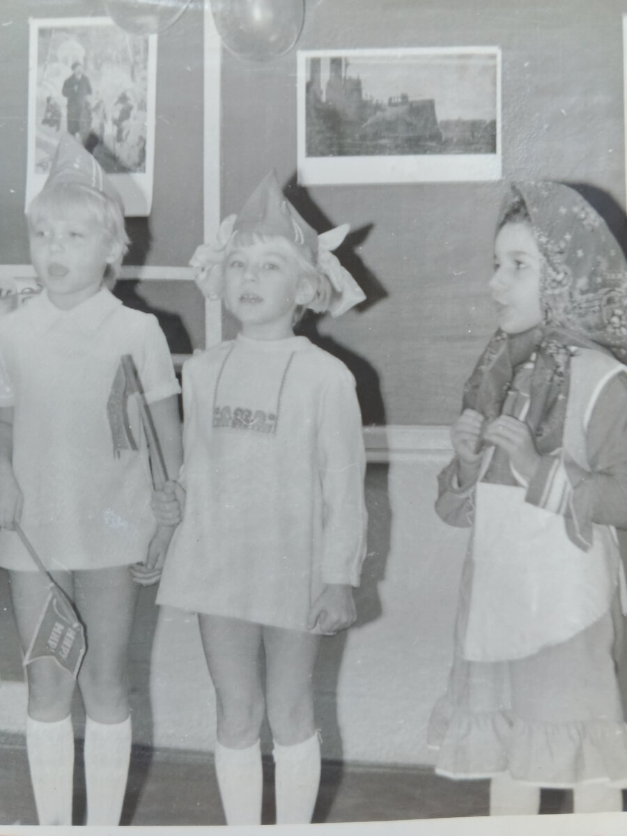 Накануне первого класса, пока в нулевом, поем песню" Жили у бабуси... "