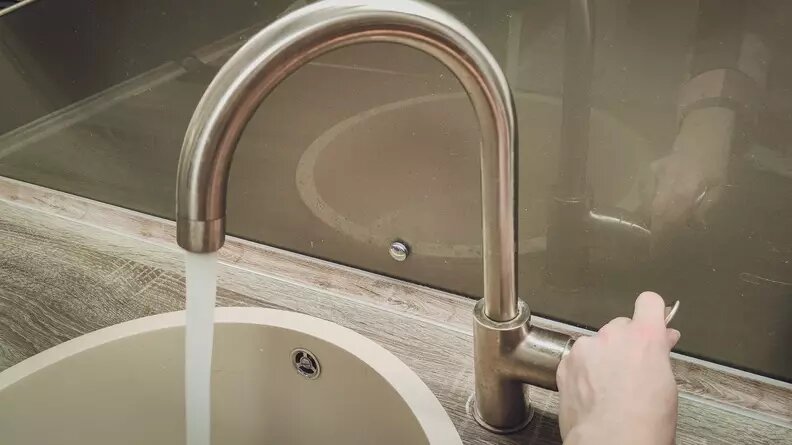     В Роспотребнадзоре подтвердили, что в половодье в водоемы может попадать мусор, который может стать источником опасных заболеваний. Однако о подтоплении кладбищ в ведомстве ничего не знают.