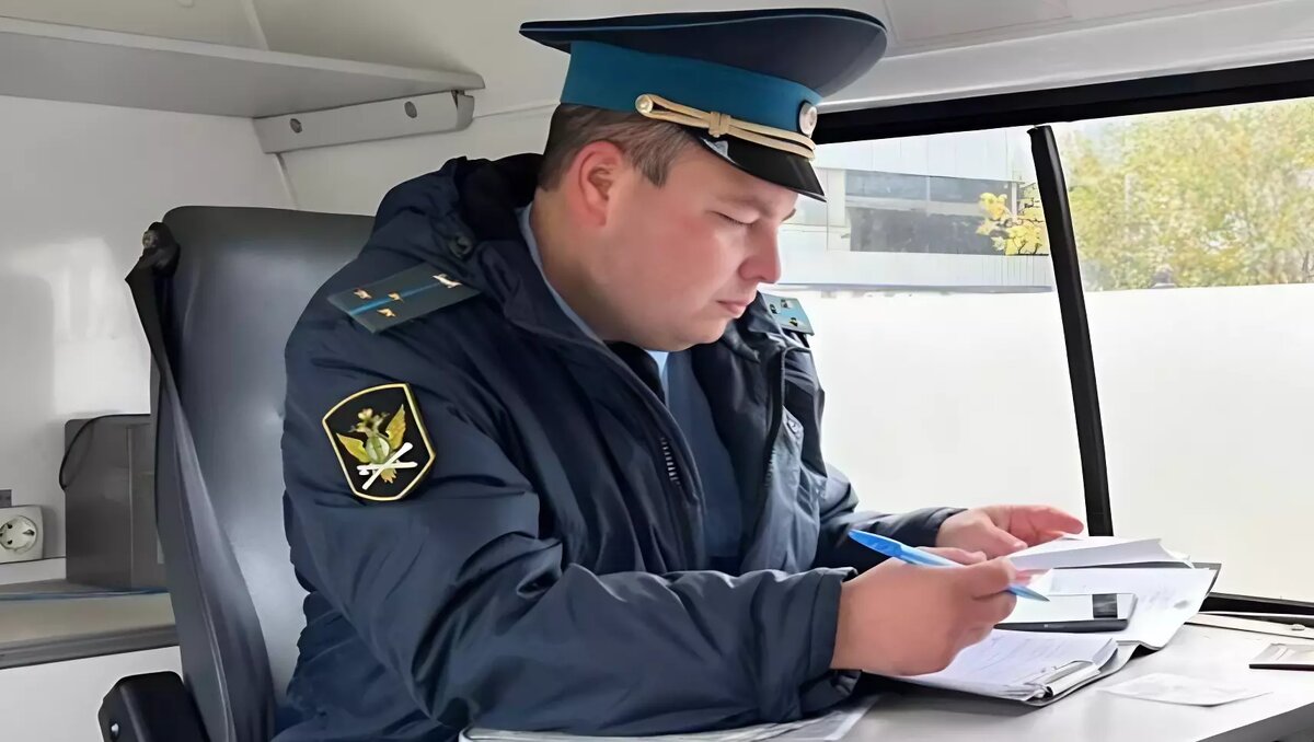     С большим трудом приставам удалось разыскать должницу из Удмуртии. Чтобы не выплачивать миллионные долги, изобретательная женщина 19 раз сменила имя и фамилию и 40 раз поменяла паспорт.