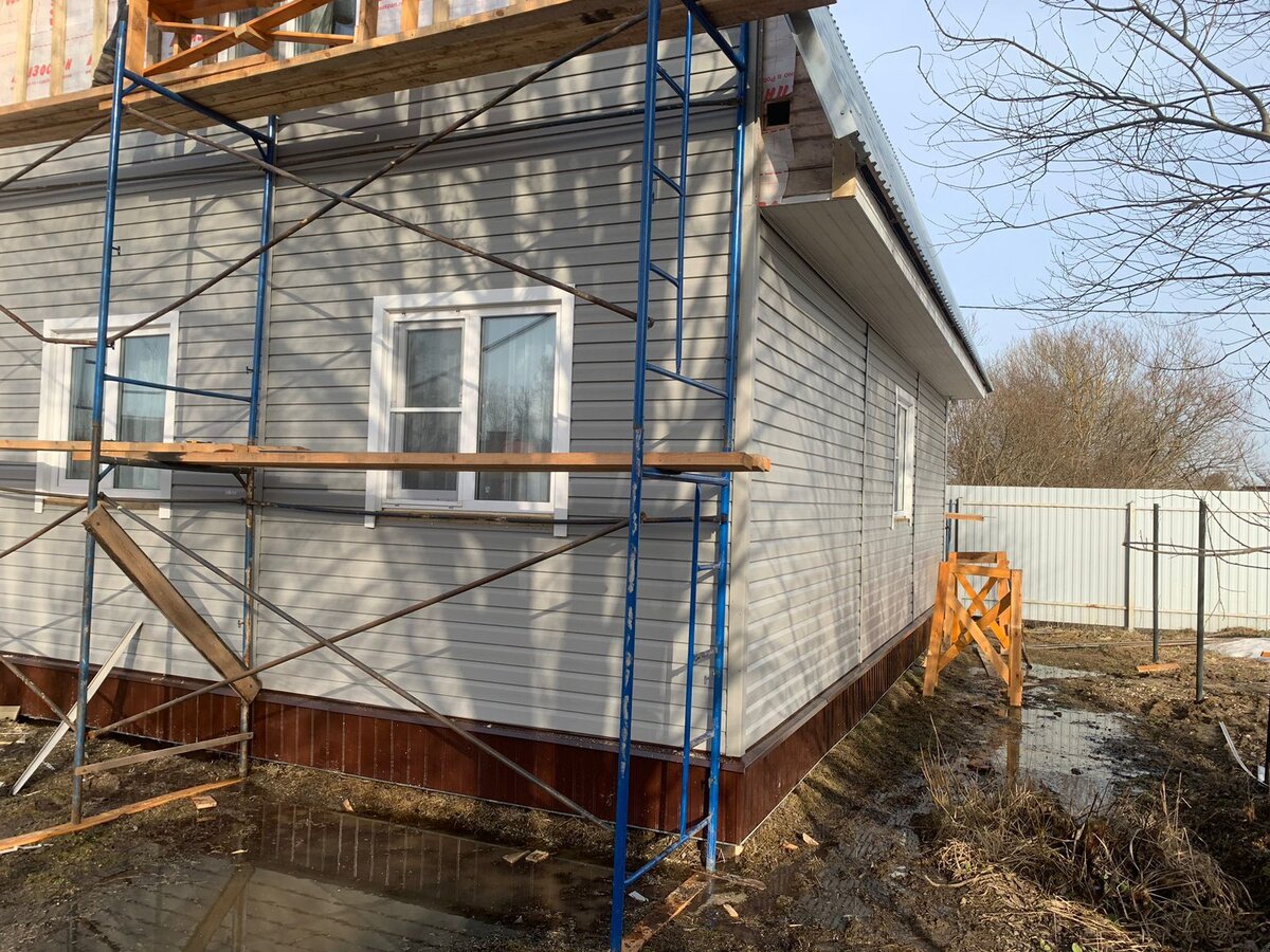 Обшивка виниловым сайдингом фасада дома из бруса