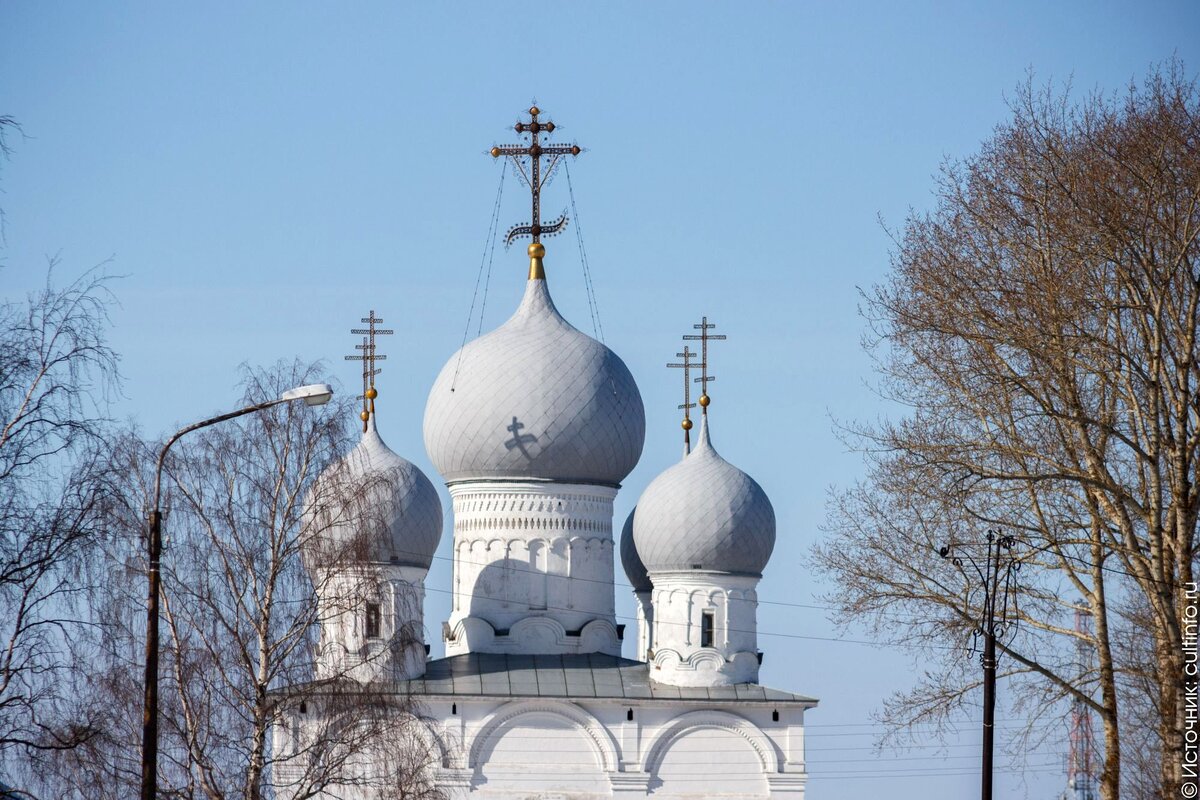 Спасо-Преображенский собор в Белозерске: на фото видно, как цепи для растяжки креста крепятся к кровельным листам купола.