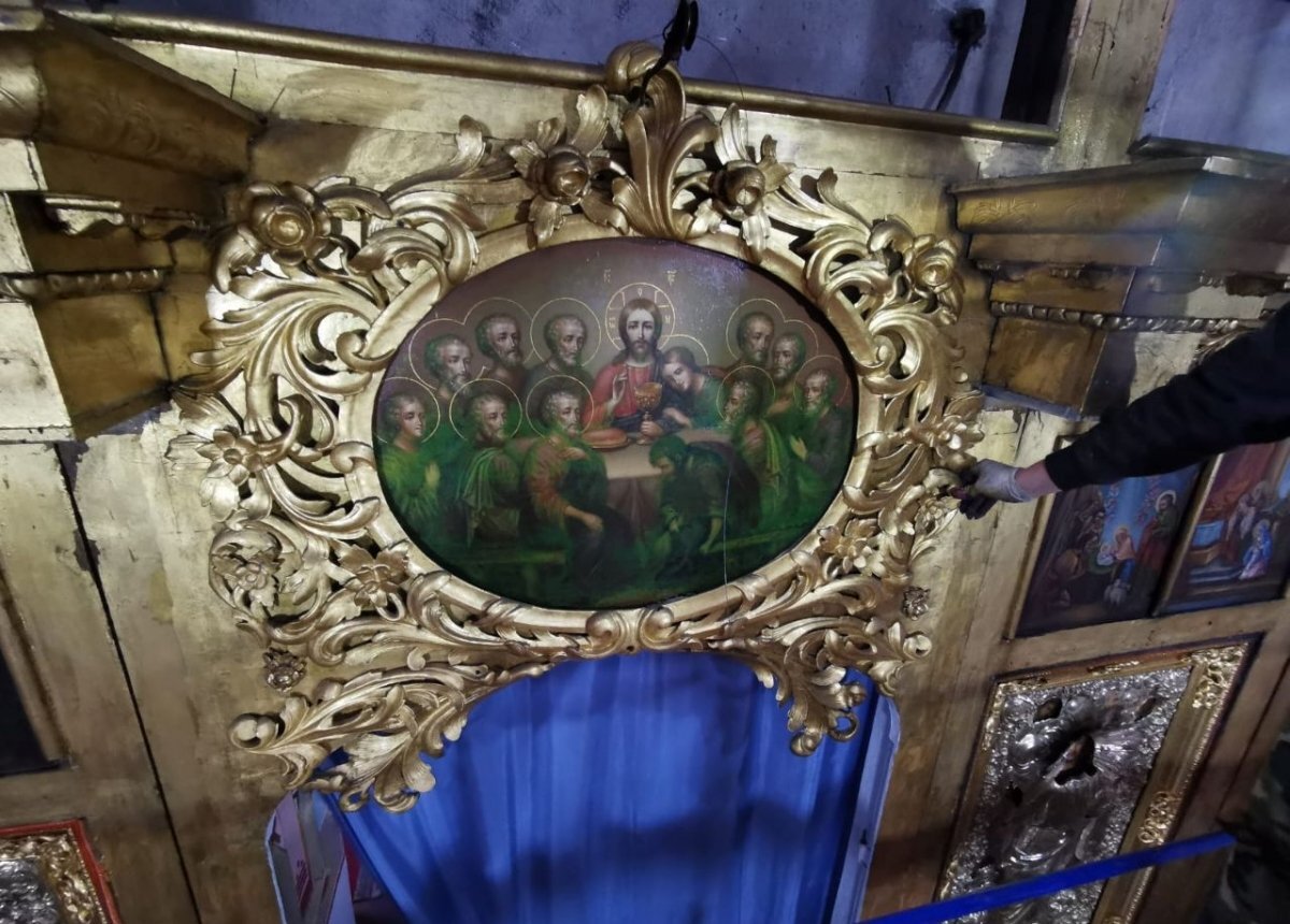    В Печорах продолжается реставрация иконостаса церкви Сорока мучеников