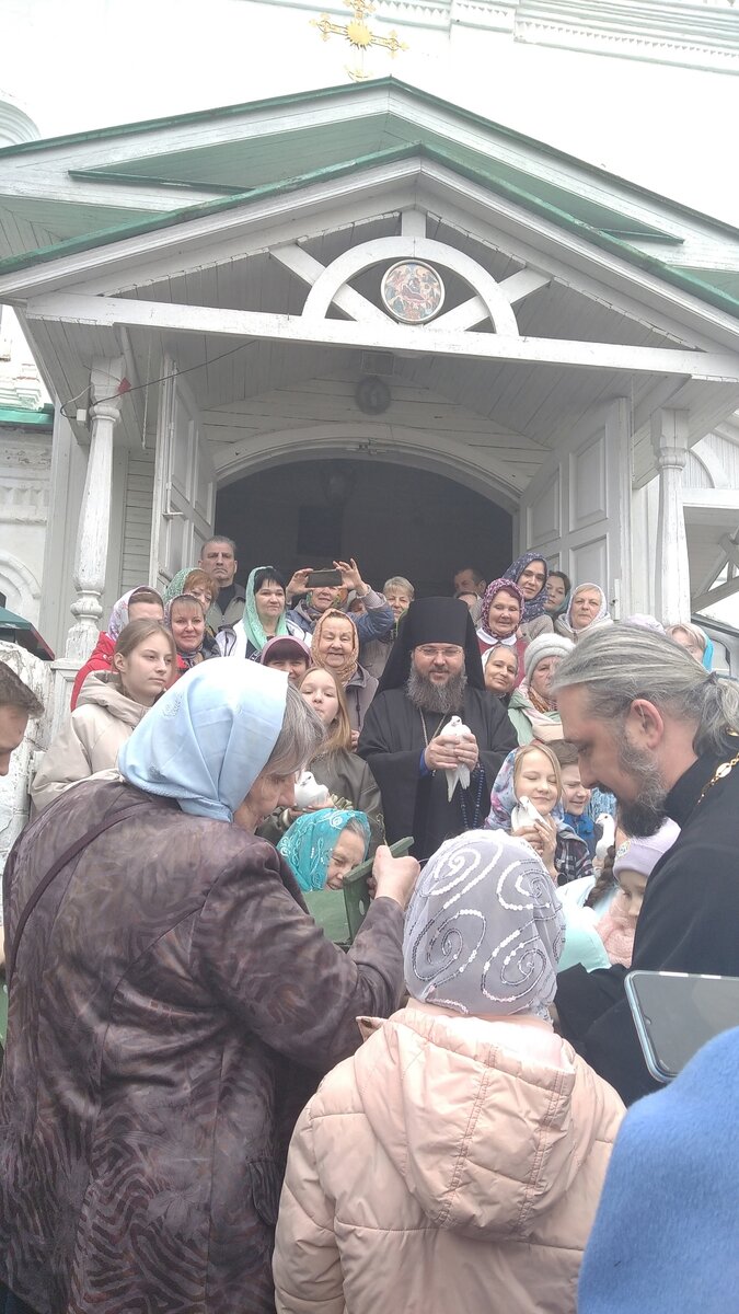Епископ Иннокентий (в центре) и о. Михаил Голик (справа) выпускают птиц.