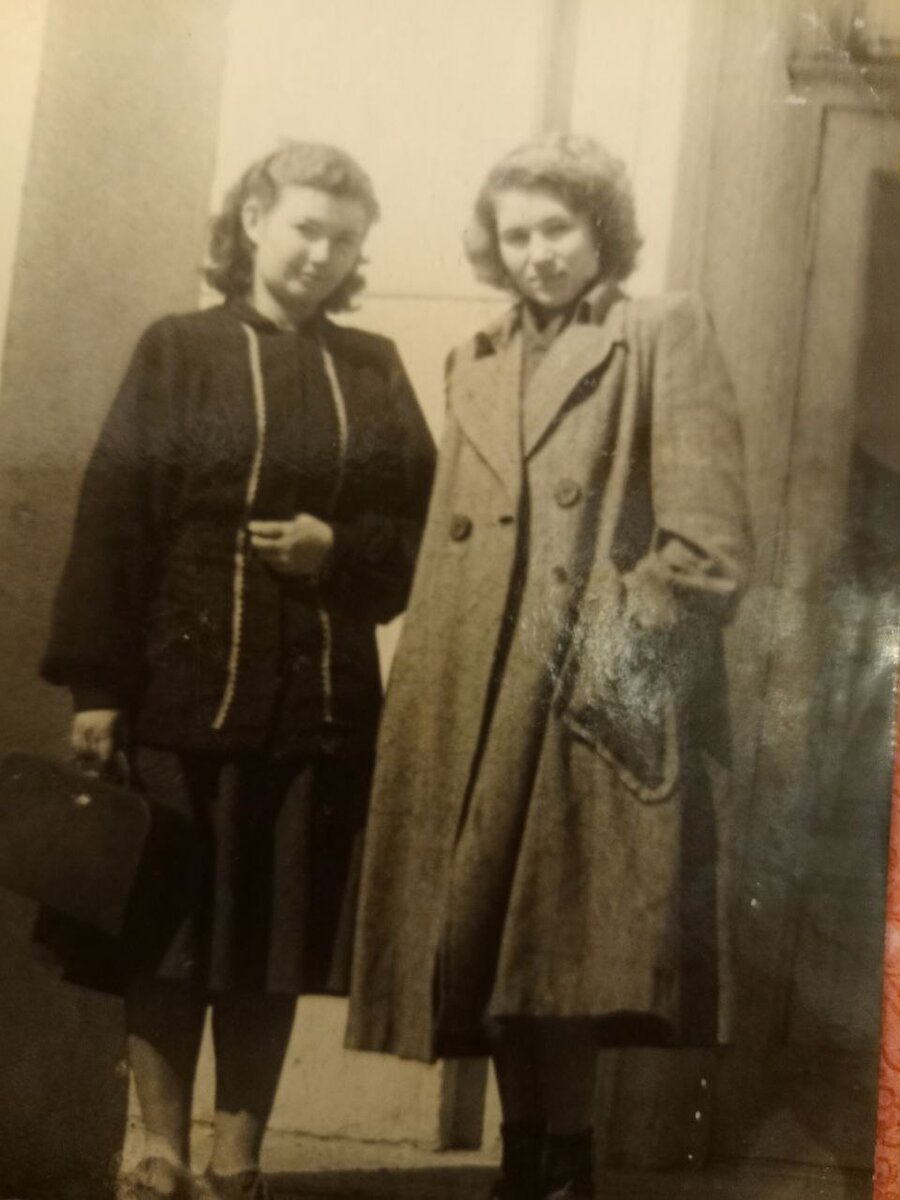 Фото с косой не нашла. Здесь уже мама подстриглась.