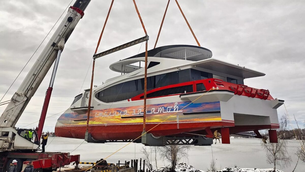     Электрокатамаран «Экоходъ 3» запустят в Нижнем Новгороде этим летом. Об этом сообщил блогер Алексей Молев в своем Telegram-канале. Накануне новое судно представила компания Emperium. Его спустили на воду.
