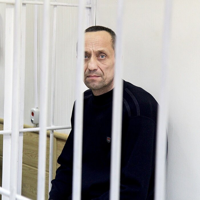 Ангарский маньяк Михаил Попков, приговоренный к двум пожизненным срокам, в ближайшее время собирается признаться в новых преступлениях. Об этом сообщил журналист Эдуард Петров в своем телеграм-канале "Честный детектив". Они были совершены на территории Приморского края.