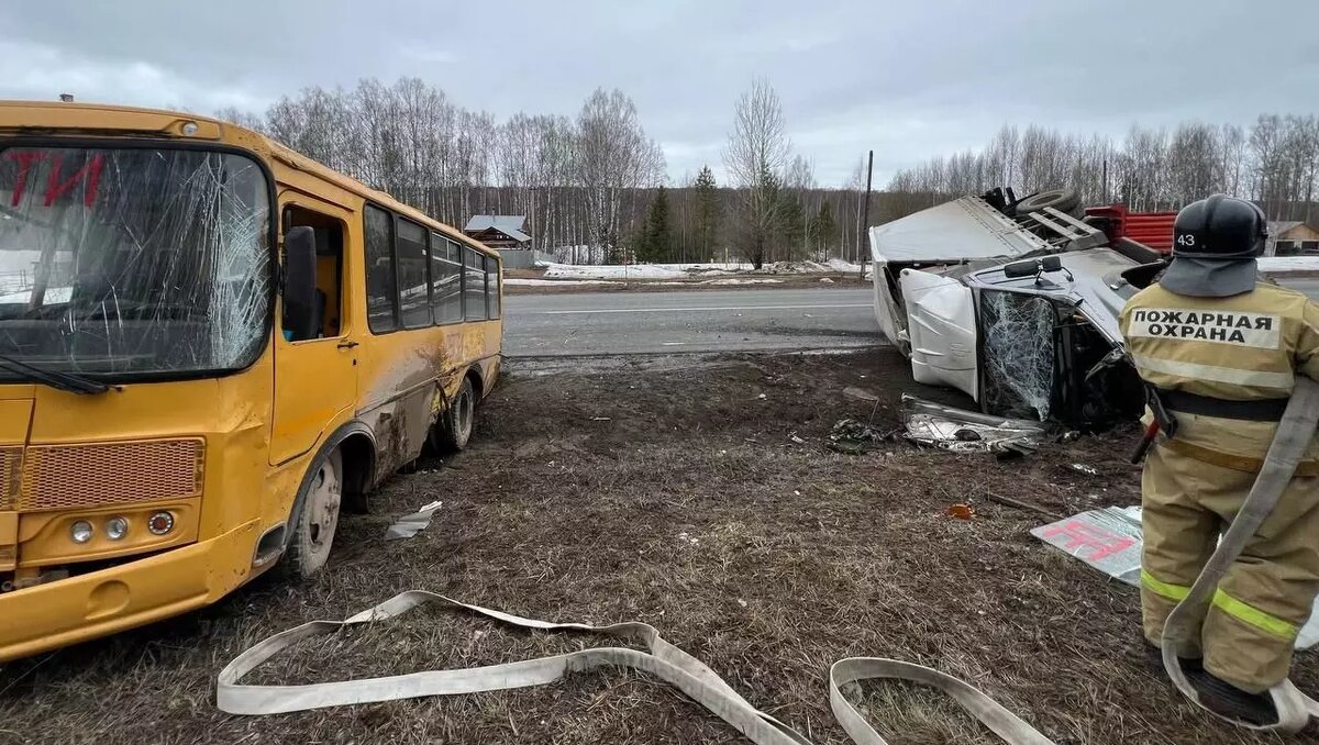 Школьный автобус и грузовик столкнулись на трассе в Удмуртии | udm-info.ru  | Дзен