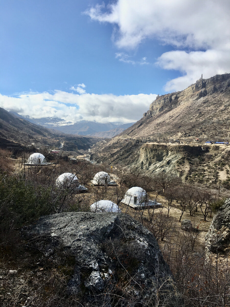 вид на глэмпинг Абрикос Village Гуниб Дагестан с экотропы