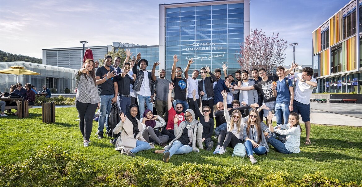 Местные и международные студенты университета.