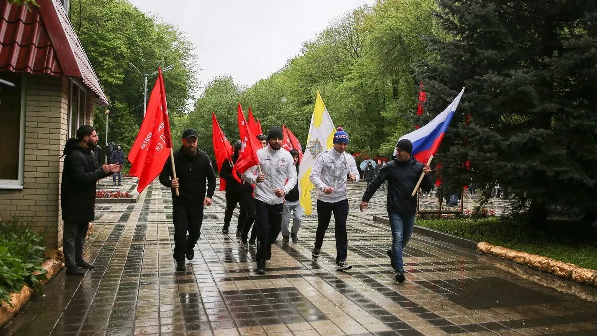     У жителей России совсем скоро будут длинные выходные в честь майских праздников. Когда можно не ходить на работу — рассказываем в материале NewsTracker.