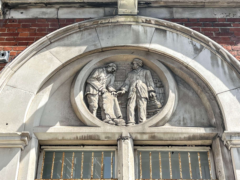 Барельеф на торговой бирже кожи, шкур и шерсти, которая открылась в Лондоне в 1878 г. Источник изображения: livinglondonhistory.com