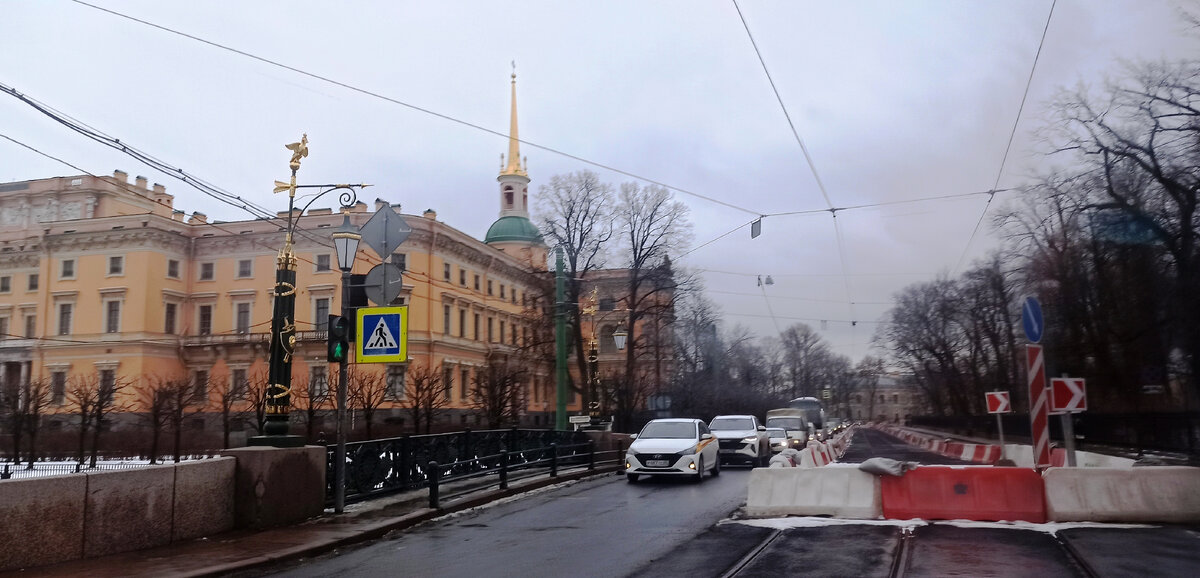 Замена трамвайных путей на улице Садовой. Слева Михайловский замок, справа Михайловский сад