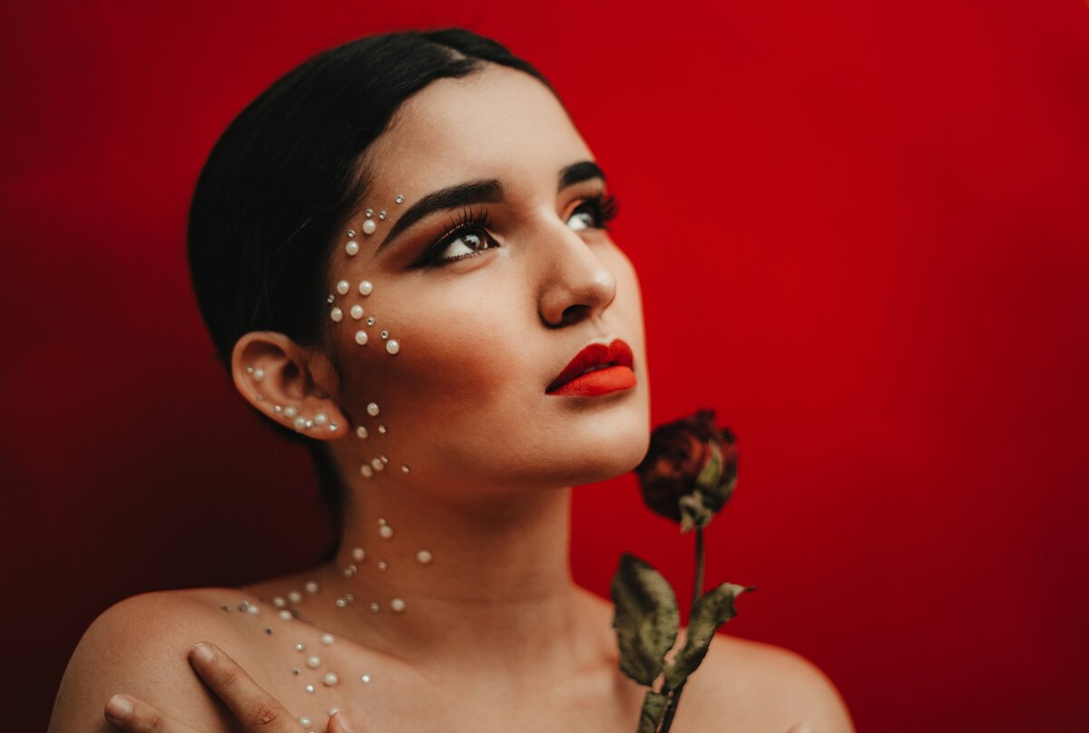    Снимки с акцентом на креативный макияж лучше делать на однотонном фоне / Фото: unsplash.com