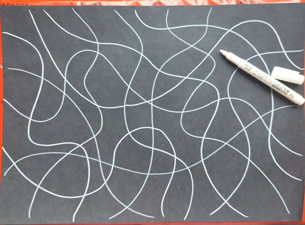 Рисуем плавные извилистые пересекающиеся линии.