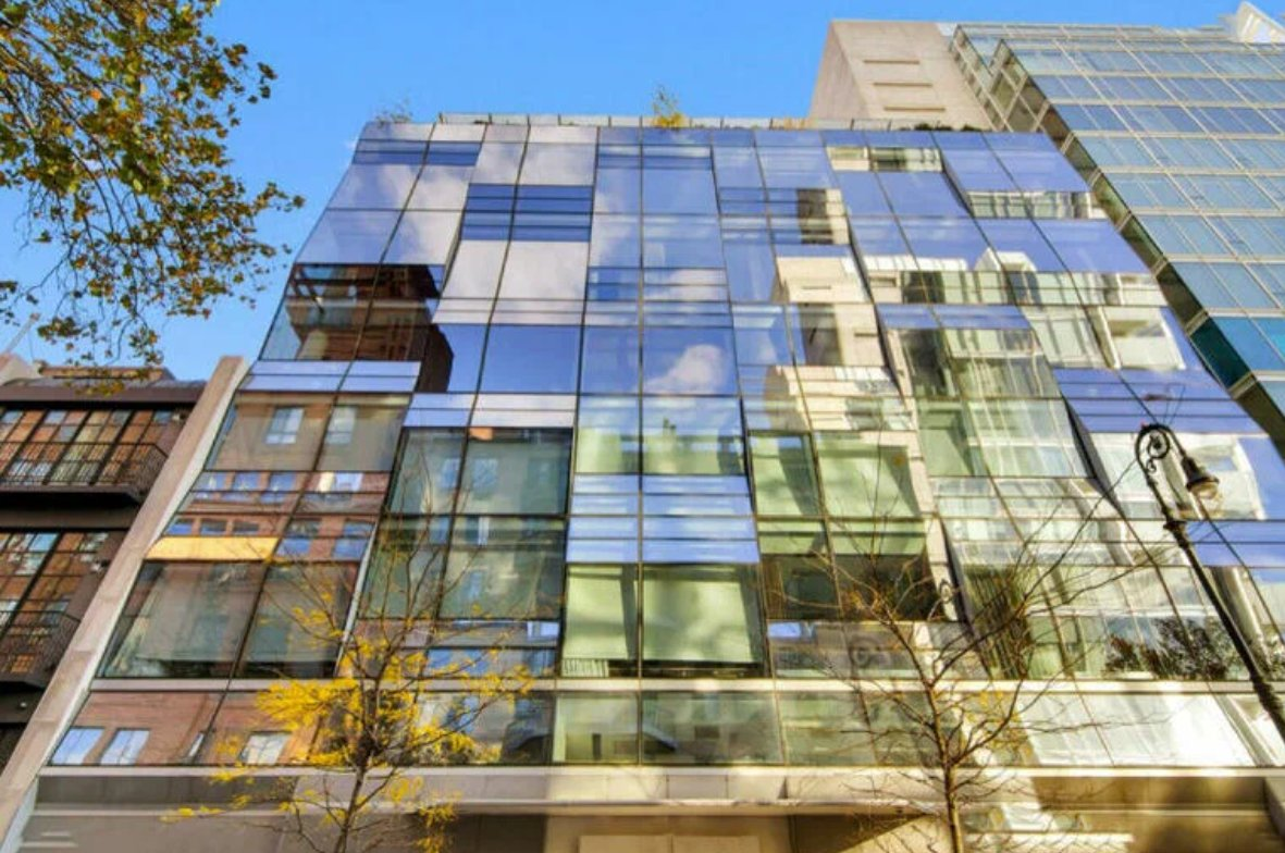 Окна квартиры имеют вид на живописную набережную