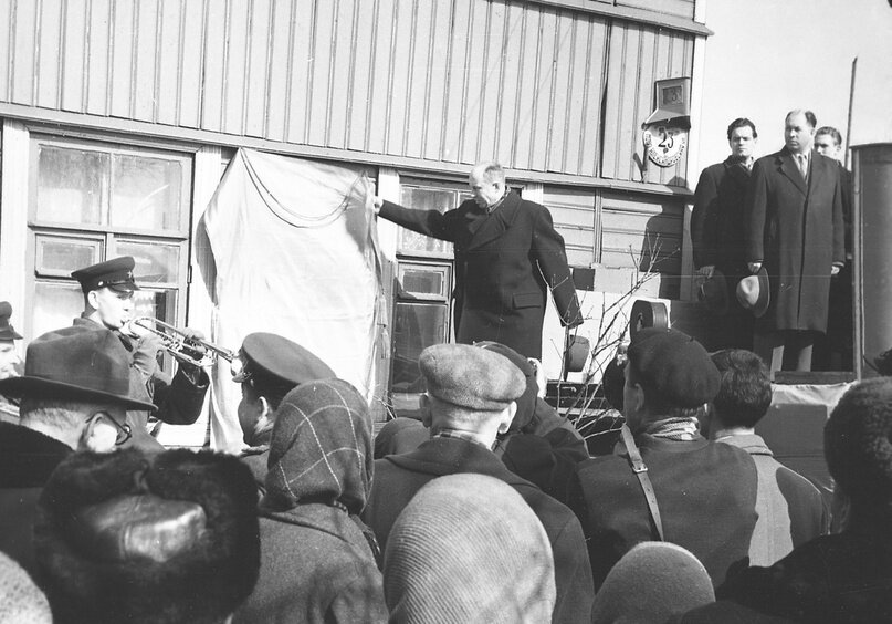 Открытие мемориальной доски на доме № 23
по Ново-Александровской улице.
9 апреля 1960 г. Фотограф А.Д. Иванов.
Из фондов СПб ГБУК «Государственный музей городской скульптуры»