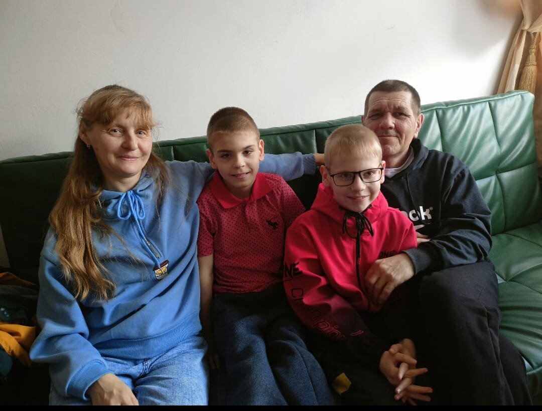 Знакомство в интернате. Татьяна, Дмитрий, их кровный сын Ярослав приехали на встречу с Ваней (второй слева).