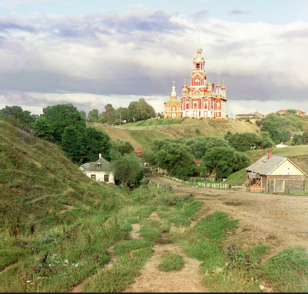 Цветные фотографии в России первым начал делал Сергей Михайлович Прокудин-Горский. Известна даже точная дата - 13 декабря 1902 г. он объявил, что процесс создания цветных фото готов