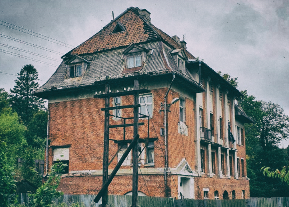 Здание бывшего вокзала в 2022 году (фото: дзен-канал "Познавая Пруссию")