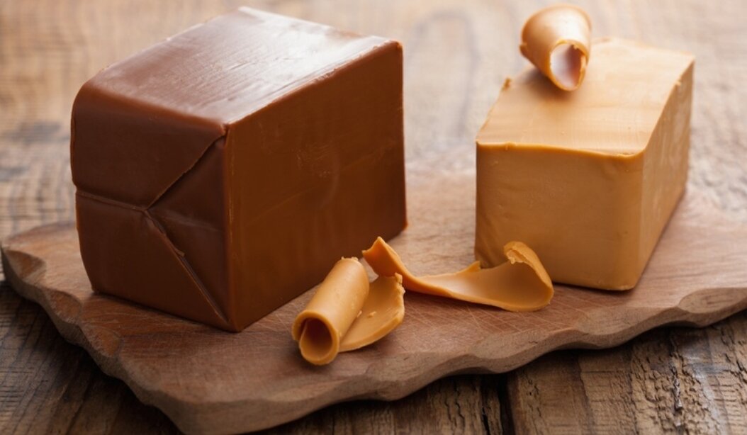 Картинка из интернета, чтобы показать какие оттенки могут быть у этого сыра