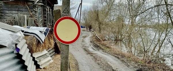     В Холуе смыло в реку часть дороги на улице Путилова