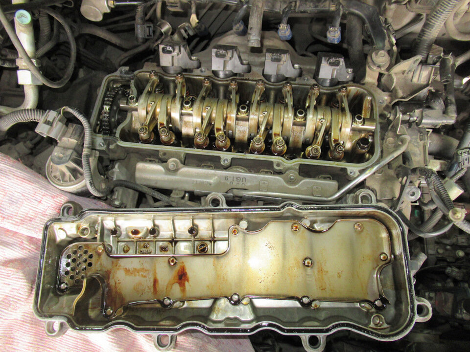 На стенках клапанной крышки, кулачках клапанов и других деталях двигателя остается старое масло. 