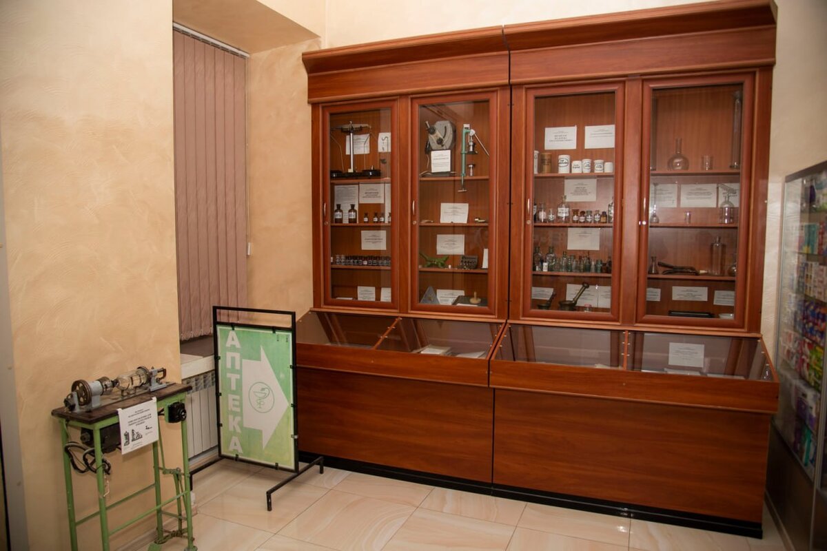 Почти все экспонаты под стеклом.