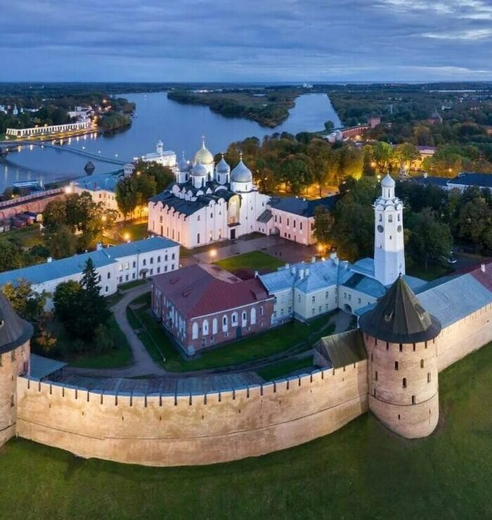 Novgorod me. Новгородский Детинец Великий Новгород. Новгородский Детинец достопримечательности Великого Новгорода. Великий Новгород Кремль. Новгородский Кремль Детинец.