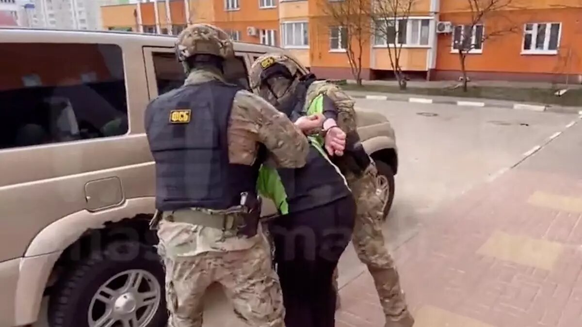     Шпион так и не успел получить документы — его задержали сотрудники ФСБ.
