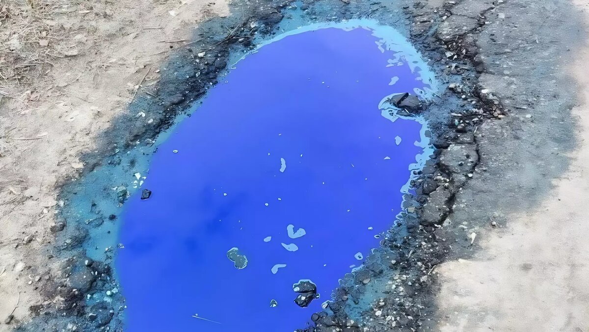     Жидкость ярко-синего цвета заметили в дорожных ямах Дзержинска. Фотографии необычных луж опубликовал блогер Алексей Алексеев в своем Telegram-канале.