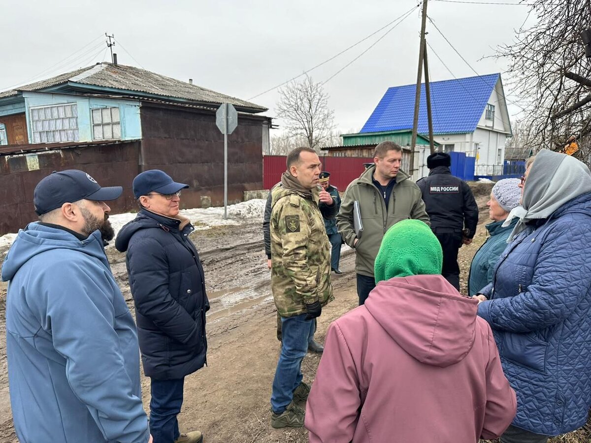 Курганский губернатор показал кадры строительства дамбы на фоне паводков |  РБК | Дзен