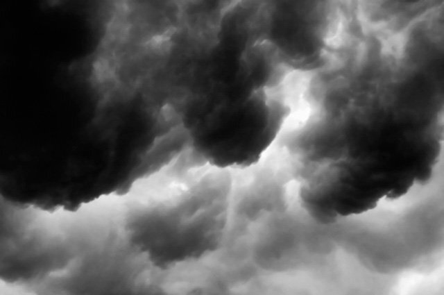    Почему так душно перед грозой?