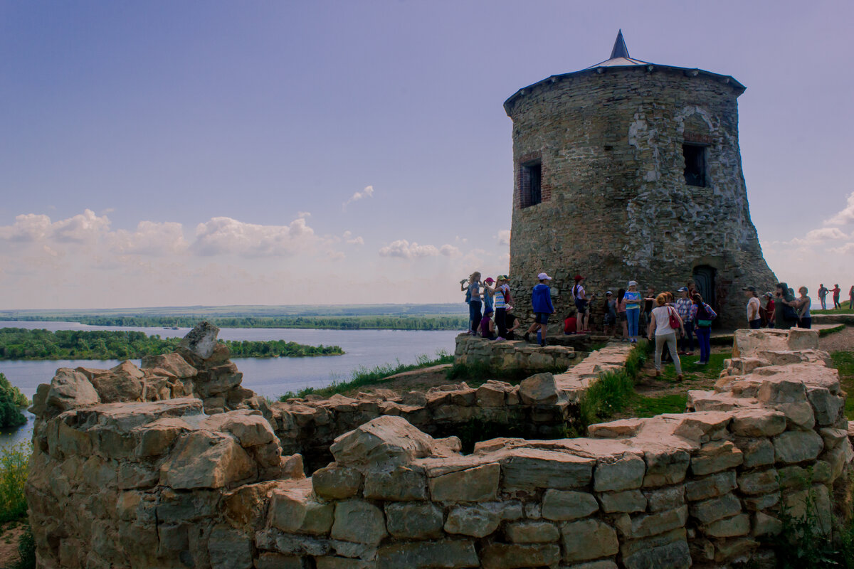 https://commons.wikimedia.org/w/index.php?title=File:Tower_in_elabuga_settlement_01.jpg&oldid=498046046