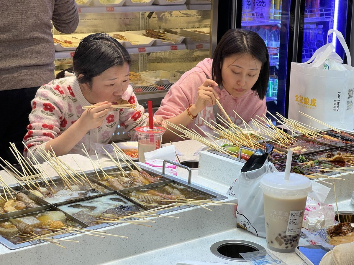 Китайцы едят всё, что видят, пищей здесь считается практически всё, что не навредит тебе и другим. О китайской кухне можно говорить вечно, потому что в Китае самый настоящий культ еды.-2