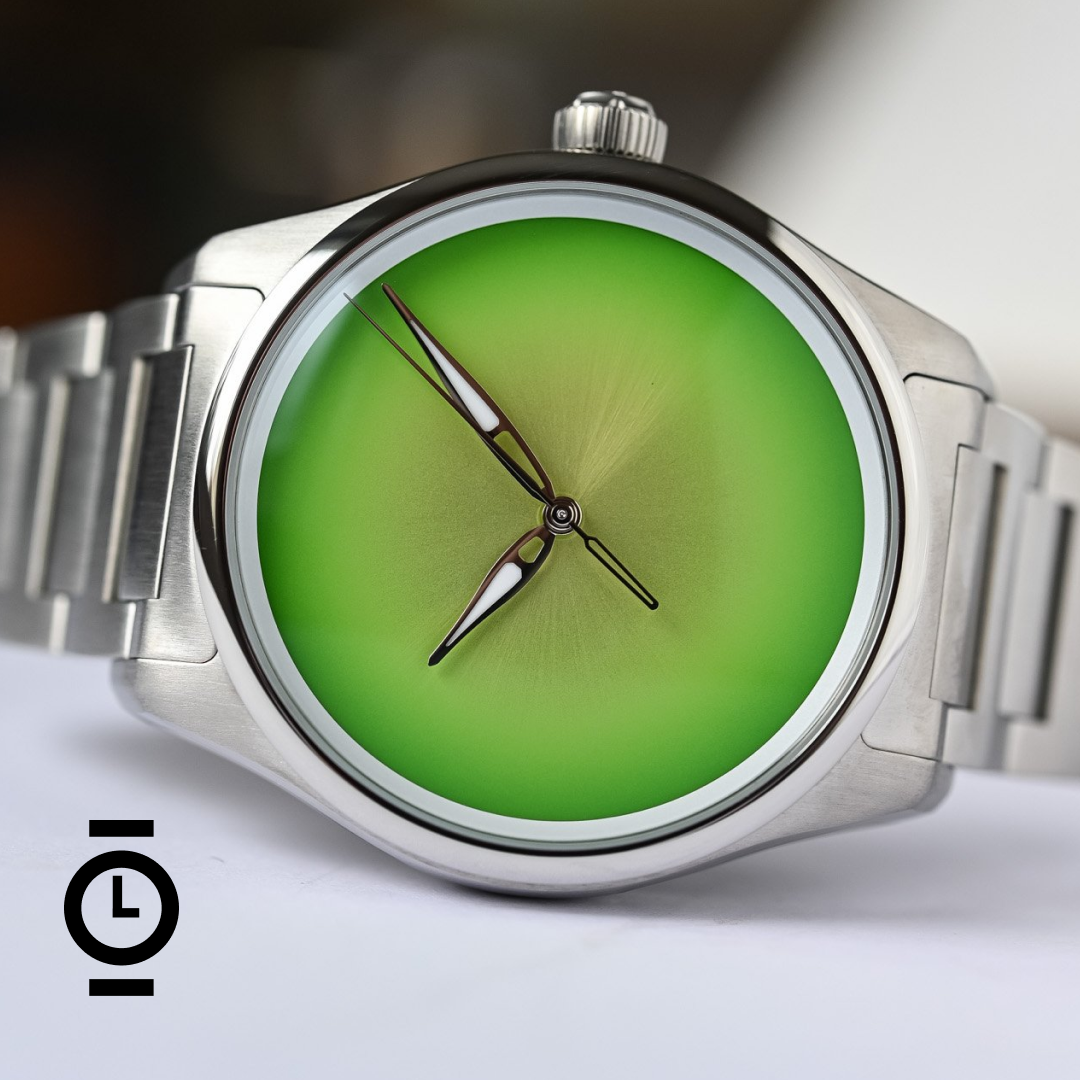  Серия H. Moser & Cie. Concept пополняется часами в спортивном корпусе Pioneer. Результат получился весьма противоречивым - возможно брендом было так и задумано: спортивный, почти брутальный и готовый к приключениям корпус сочетается с циферблатом очень яркого цвета.  Очевидно, циферблат забирает все внимание на себя. Даже с учетом того, что на нем только стрелки и ничего больше. Он заключен в корпус Pioneer из нержавеющей стали и имеет диаметр 42,8 мм. Завинчивающаяся заводная головка, украшенная логотипом M, повышает практичность часов и обеспечивает водонепроницаемость до 120 метров, что делает их пригодными для повседневного ношения.   Яркий и пикантный зеленый циферблат с эффектом дымки визитная карточка H. Moser. Понятное дело, такой эффект завораживает своим градиентом от ярких желто-зеленых оттенков в центре до более глубоких зеленых оттенков по краям.  Модель оснащена механизмом HMC 201: усовершенствованным автоматическим калибром HMC 200 с трехдневным запасом хода. Механизм виден через заднюю крышку, украшен антрацитовой отделкой и золотой гравировкой и сочетает в себе современную эстетику с неоспоримым визуальным эффектом.   На выбор предлагаются прошитые вручную ремешки из кожи аллигатора, каучука или текстиля, каждый из которых застегивается на стальную застежку с гравировкой. Как вариант, дополнить его можно стальным браслетом, чтобы создать более целостный образ. Цена составляет 14 500 швейцарских франков.