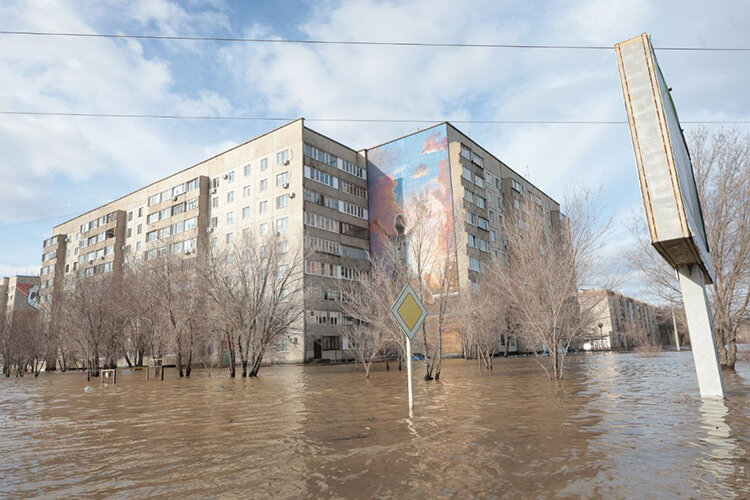   На утро вторника в Оренбуржье было подтоплено свыше 10 тыс. домов в 73 населенных пунктах, эвакуировано 6,3 тыс. человек, закрыто 44 моста.   
Фото: Андрей Титов