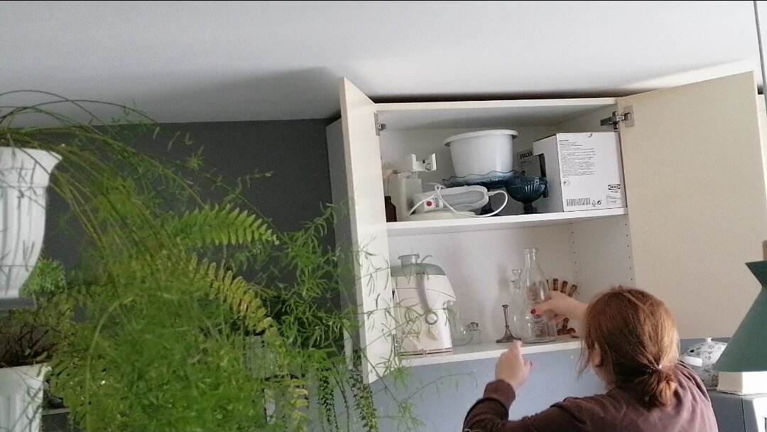 На верхней полочке синие вазочки - обожаю их! ❤ А пользуюсь редко. 