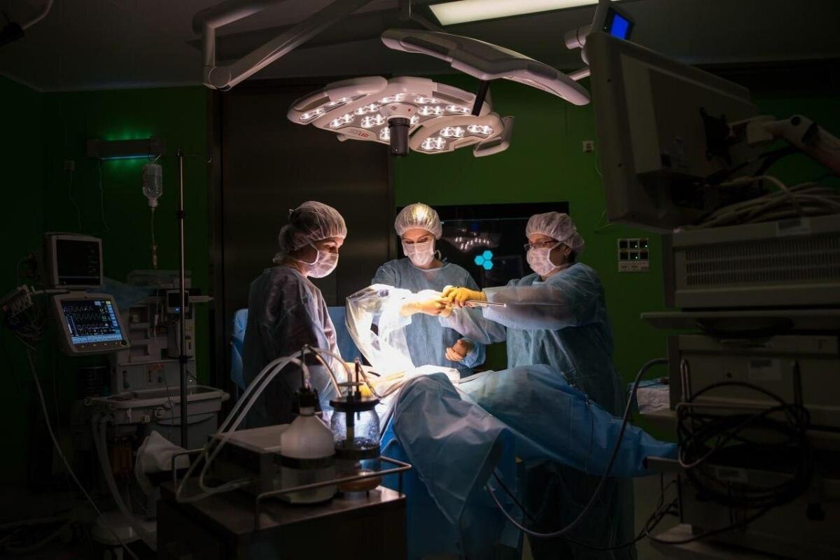    Сургутские хирурги удалили девочке-подростку крупную кисту яичника