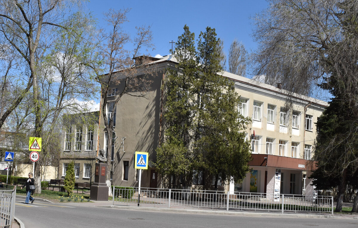 В недалеком будущем в Черкесске преобразится и облик Дворца детского творчества. Фото Светланы ОСЕЦКОЙ.