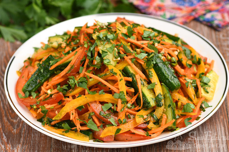 Быстрый и очень вкусный салат из свежих овощей (интересная заправка)