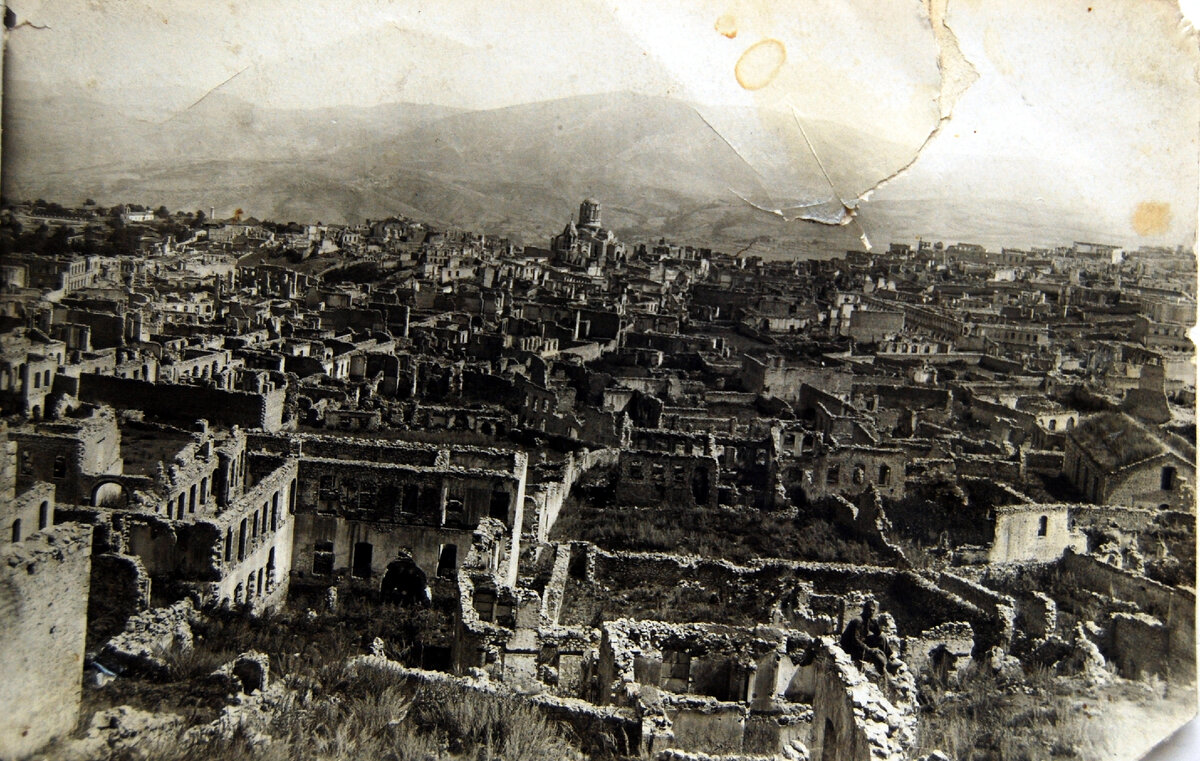 Развалины столицы Нагорного Карабаха города Шуши после резни и разгрома армянской части города турко-мусаватистами  23-26 марта 1920 года