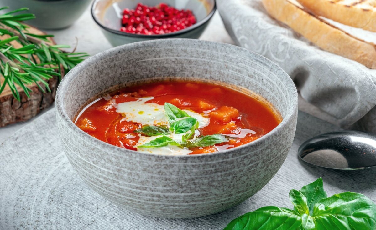 
Готово! Теперь у вас есть вкусный, освежающий и ароматный Гаспачо, идеальный для горячих летних дней. Приятного аппетита! 🍅🌿
