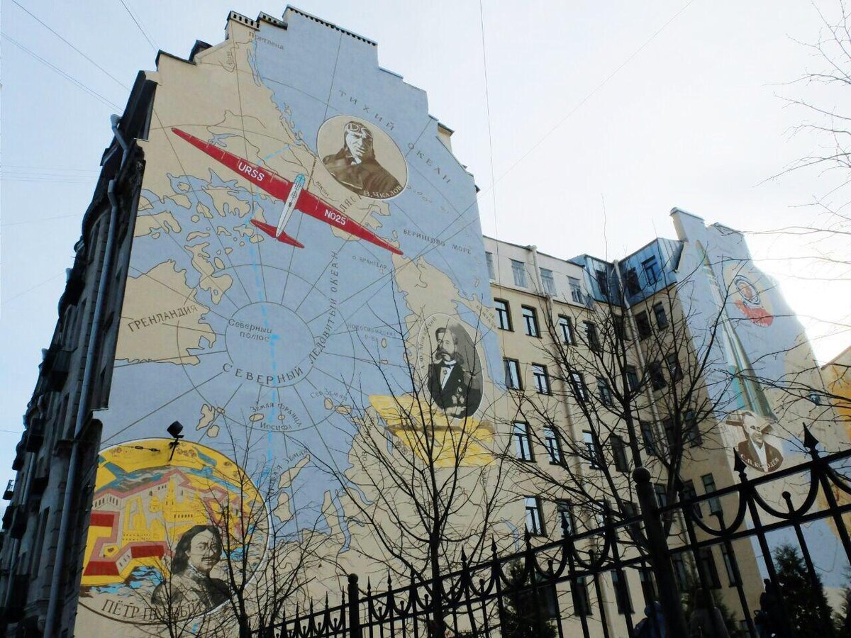 Мурал дома на Чкаловской на Петроградской стороне - восстановили после реставрации фасада по просьбе жителей