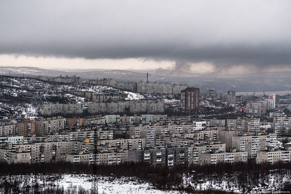 Вид на город Мурманск, серая палитра на месте будущих цветных картин