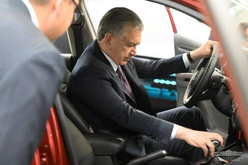Шавкат Мирзиёев за рулем автомобиля, произведенного на заводе ADM Jizzakh. Фото пресс-службы президента Узбекистана